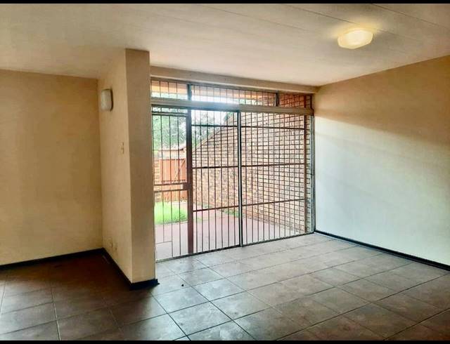 3 BEDROOM TOWNHOUSE FOR SALE IN VANDERBIJLPARK CE 3